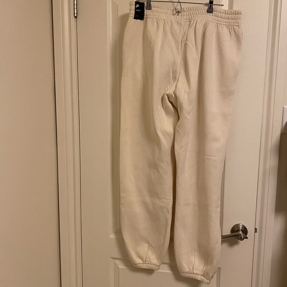 Nike Loose Fit Pants - Picture 3 of 5